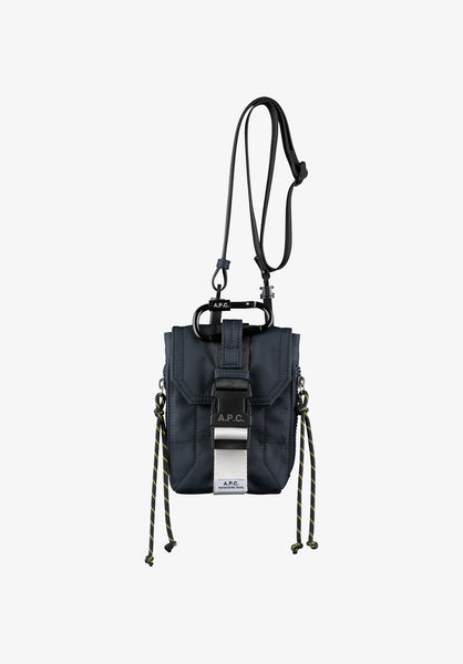 A.P.C. ブラック ボディバッグ Backstage クロスボディバッグ｜バッグ｜A.P.C. | アーペーセー日本