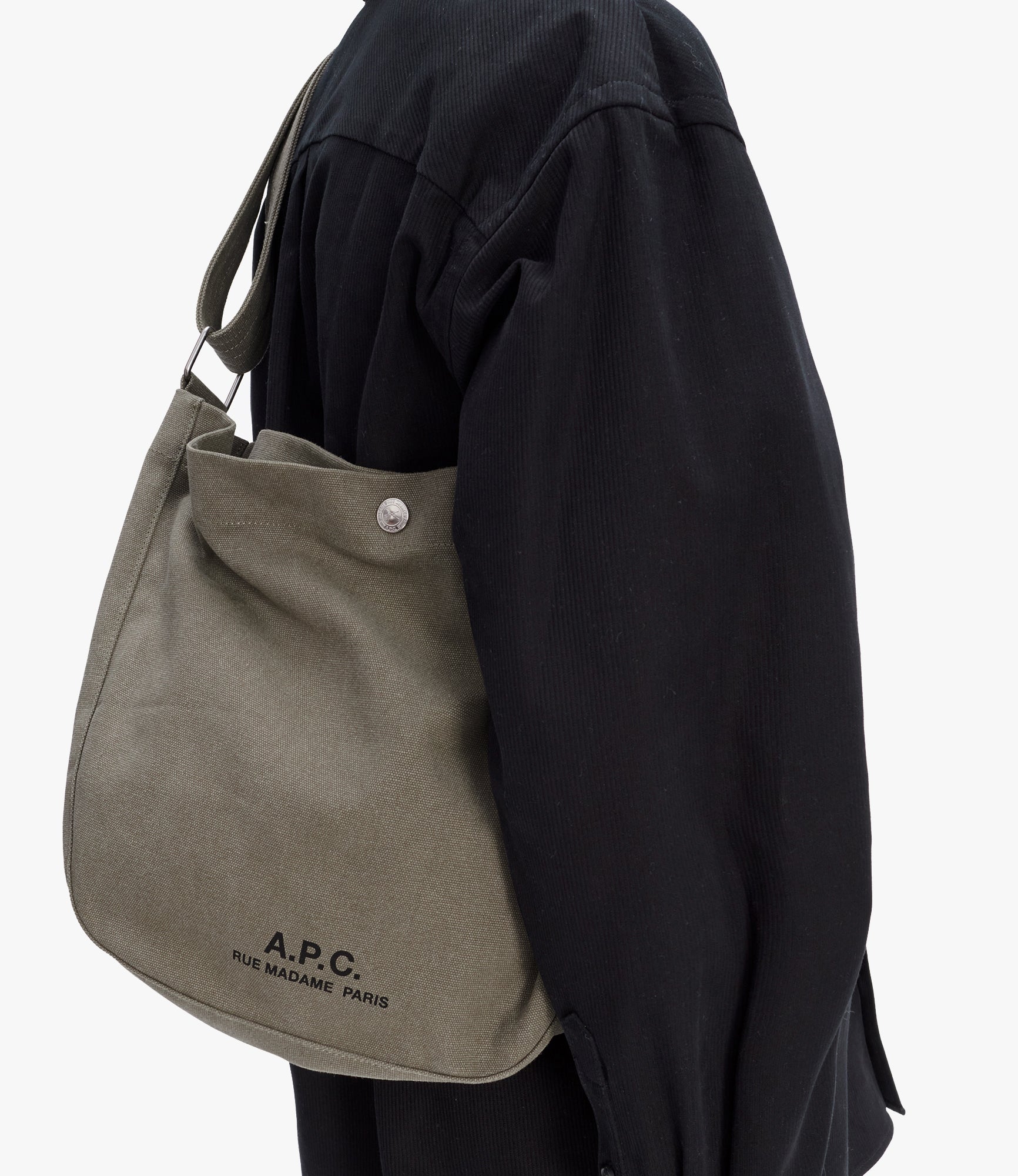 【関税込み】A.P.C. ネイビー Journal サッチェル A.P.C.: ネイビー Journal サッチェル | SSENSE 日本