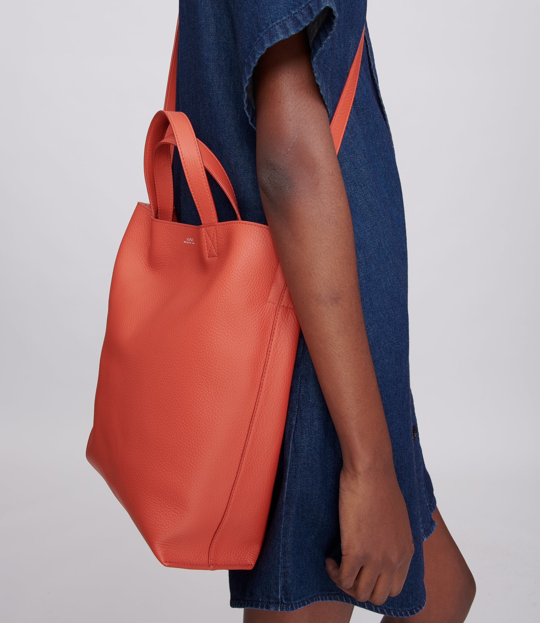 [A.P.C.] 本革 Maiko Medium Shopper Tote Bag 送料税込み Maiko Medium shopper tote | 100% cowhide leather | A.P.C.